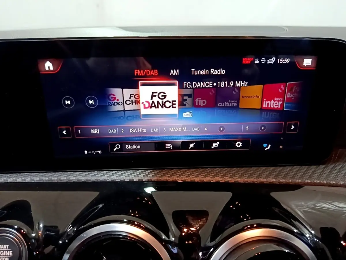 Écran tactile central affichant la radio numérique dans l’habitacle noir brillant d’une Mercedes Classe A 250 e Business Line.