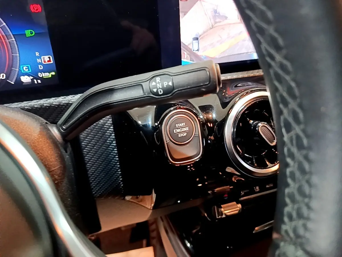 Gros plan intérieur sur la commande de boîte auto et bouton start/stop d'une Mercedes Classe A 250 e Business Line noire.