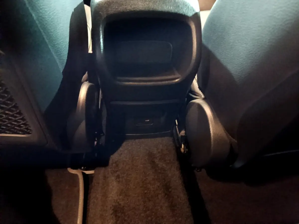 Vue rapprochée de l’espace au sol arrière entre les sièges noirs d’une Mercedes Classe A 250 e Business Line 2020.