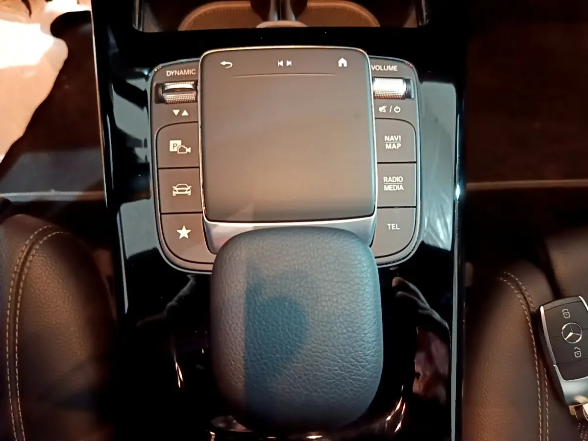 Vue rapprochée du pavé tactile central noir et des commandes autour dans l’habitacle d’une Mercedes Classe A A 250 e Business Line.