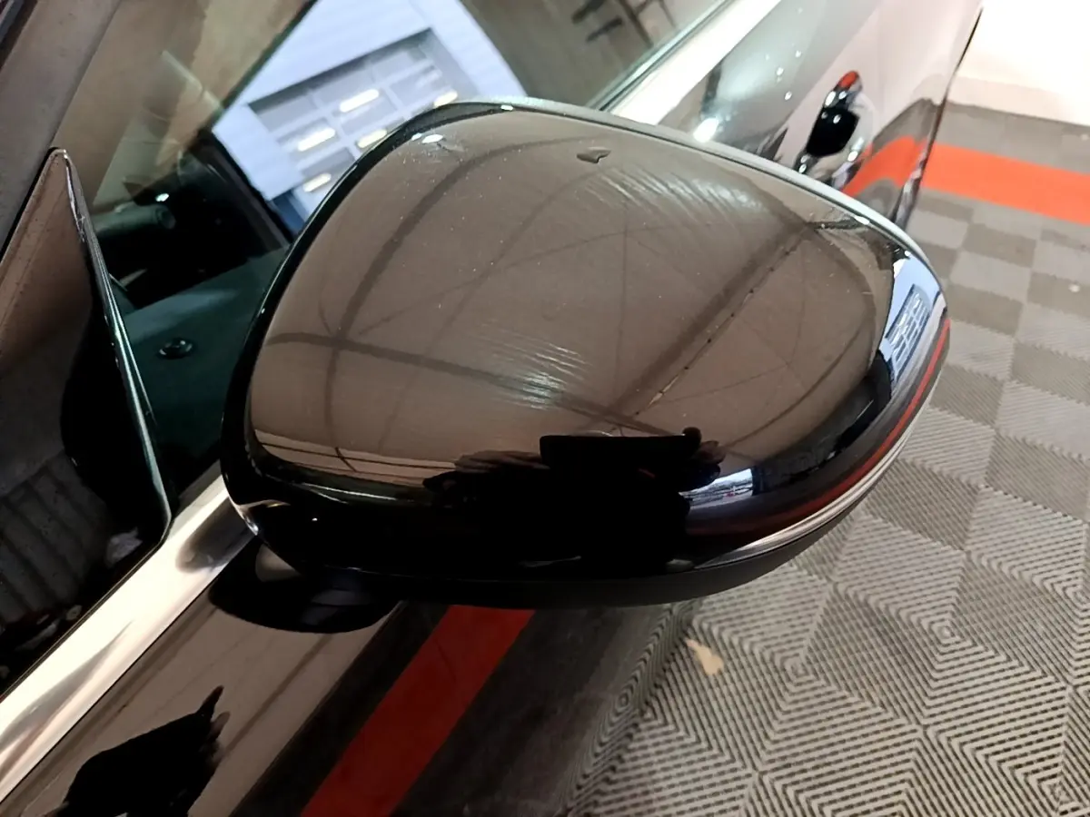Rétroviseur extérieur droit noir brillant d'une Mercedes Classe A 250 e Business Line 2020, vue rapprochée.