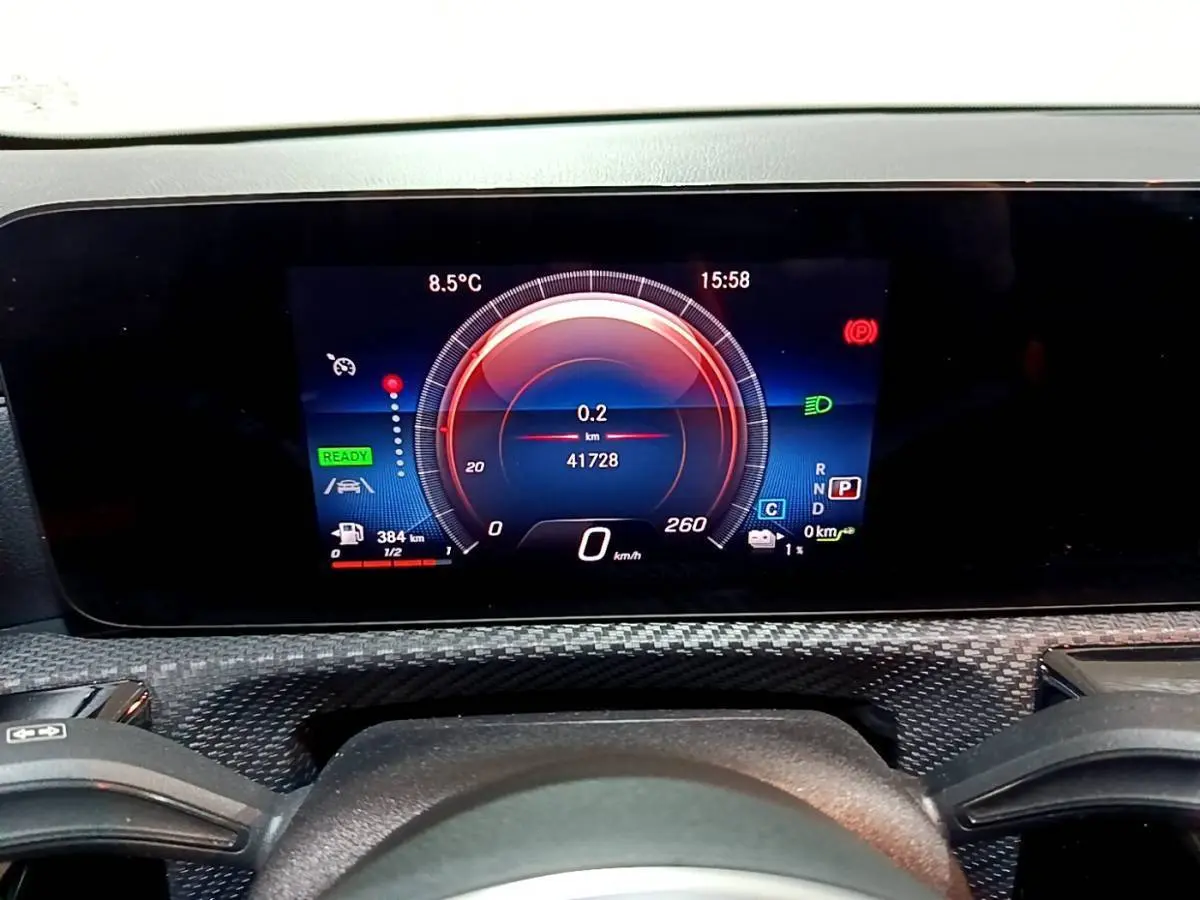 Vue rapprochée du tableau de bord numérique de la Mercedes Classe A 250 e Business Line 2020, affichage couleur moderne.