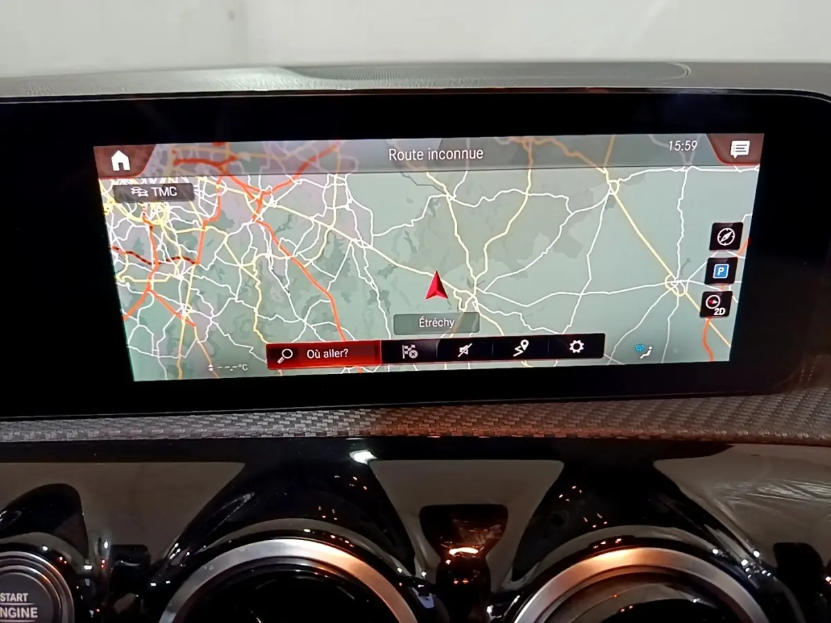 Écran tactile de navigation 10,3 pouces sur tableau de bord noir brillant d’une Mercedes Classe A 250 e 2020.