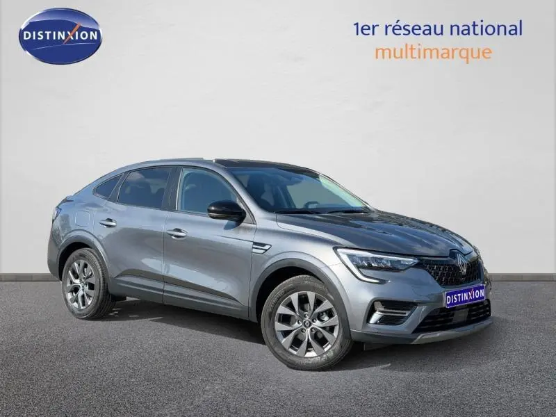 Renault Arkana gris métallisé en 3/4 avant droit, SUV compact avec calandre noire et jantes alliage.