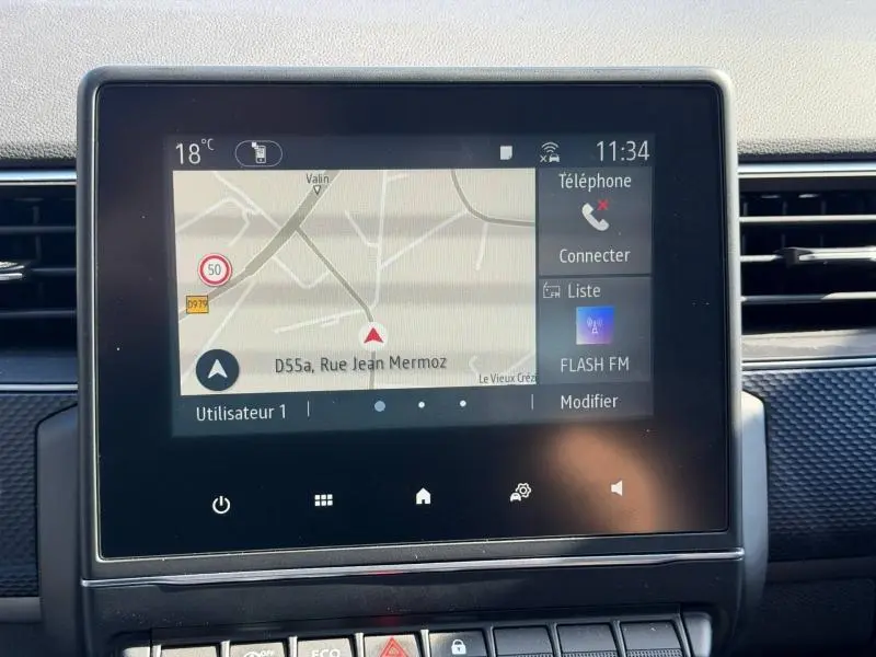 Écran tactile central du Renault Arkana 2025 montrant la navigation et les options téléphoniques, intérieur noir.