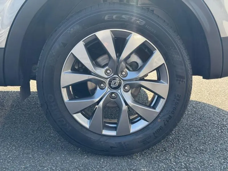 Gros plan sur la jante alliage grise du Renault Arkana 2025 avec logo Renault au centre et pneu Kumho visible.