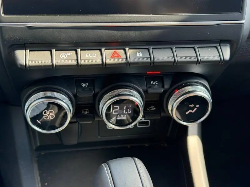 Vue rapprochée des commandes de climatisation du Renault Arkana 2025, avec réglage digital à 21°C et boutons fonctionnels.