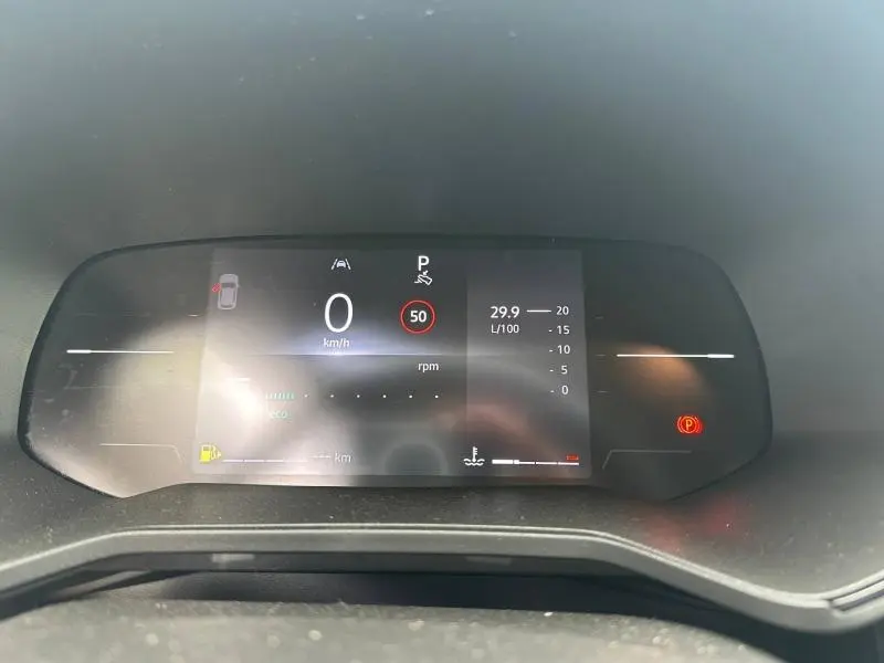 Affichage numérique du tableau de bord de la Renault Clio 2025, montrant la vitesse à 0 km/h et l'indicateur de limite à 50 km/h.