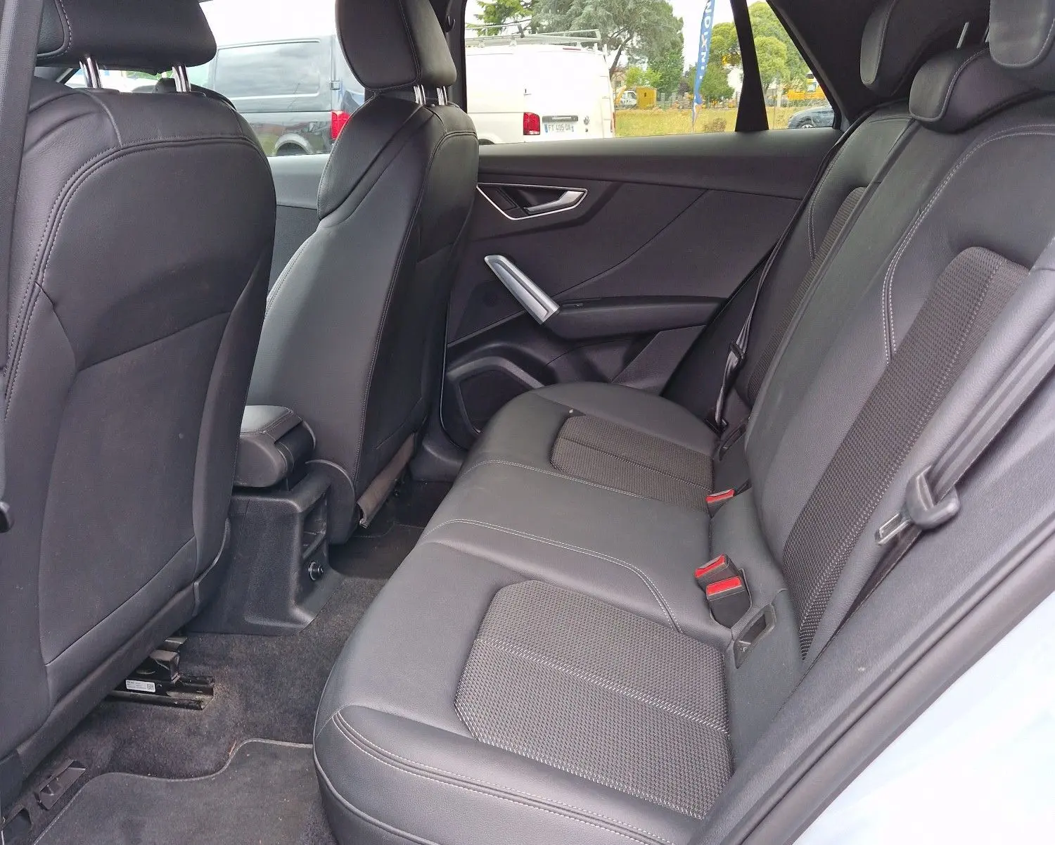 Vue intérieure côté droit des sièges arrière en cuir noir de l'Audi Q2 35 TFSI 2023 finition S line.