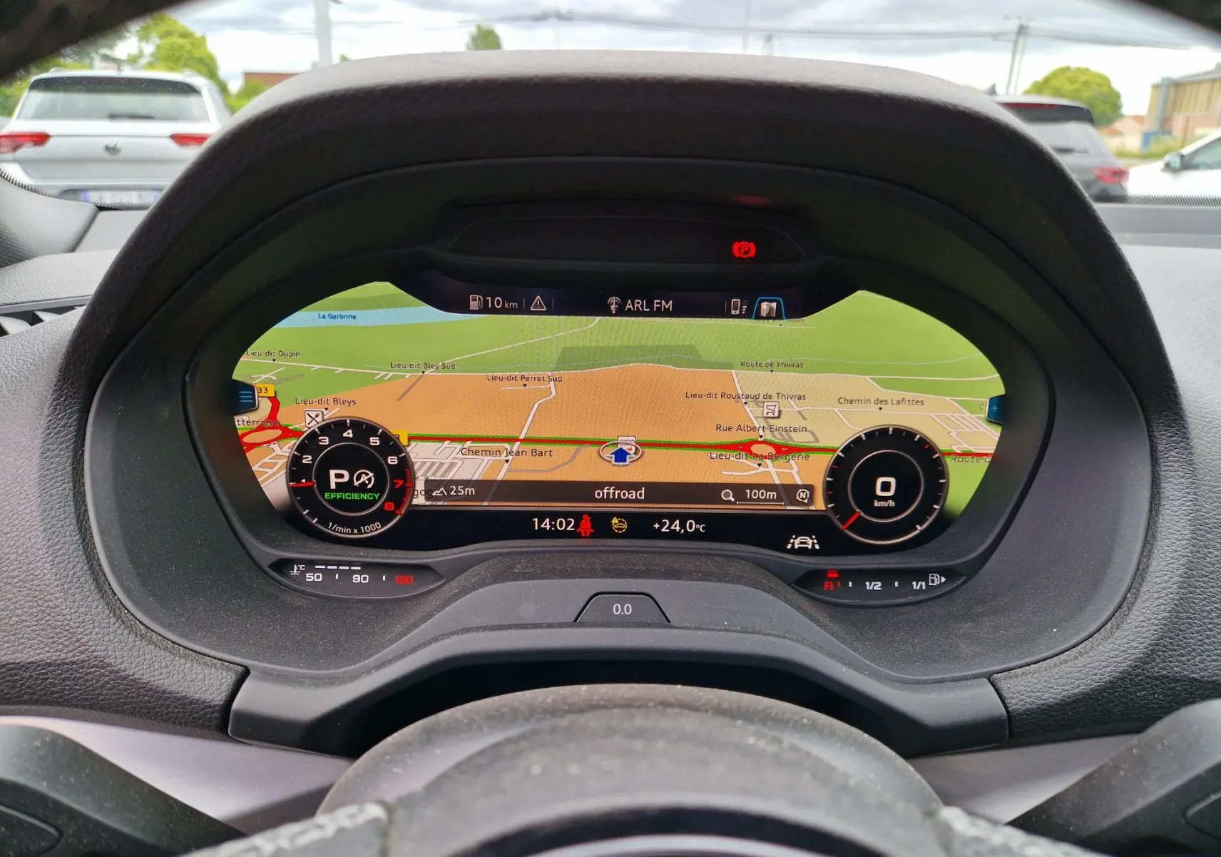 Vue rapprochée du tableau de bord numérique Audi virtual cockpit du Q2 35 TFSI 2023 avec navigation affichée.