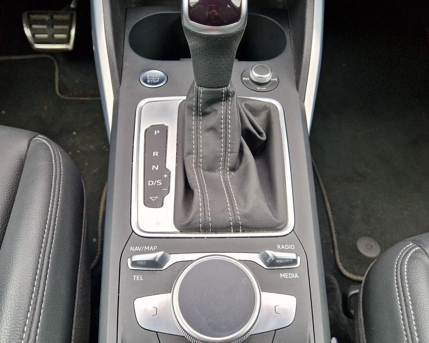 Vue rapprochée de la console centrale avec levier de vitesse automatique et commandes MMI de l’Audi Q2 35 TFSI 2023 finition S line.