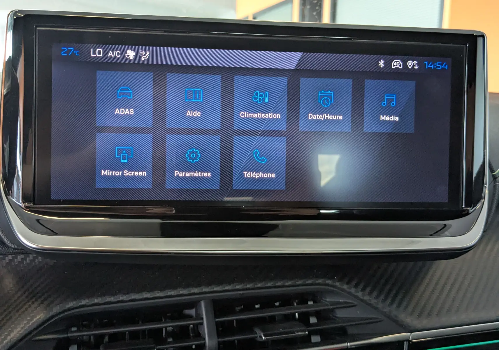 Écran tactile central de la Peugeot 208 Hybrid 145 GT affichant les options ADAS, climatisation et médias.