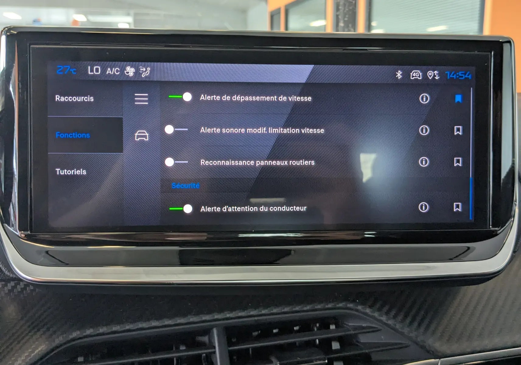 Écran tactile central affichant les options de sécurité du système d’alerte dans un Peugeot 208 Hybrid 145 gris Selenium.