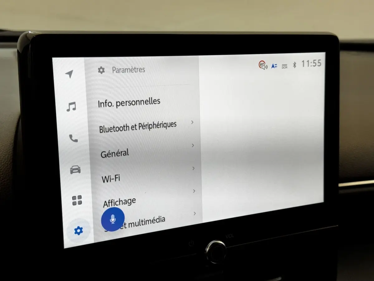 Écran tactile central de la Toyota Yaris Cross 2026 affichant le menu des paramètres multimédia.