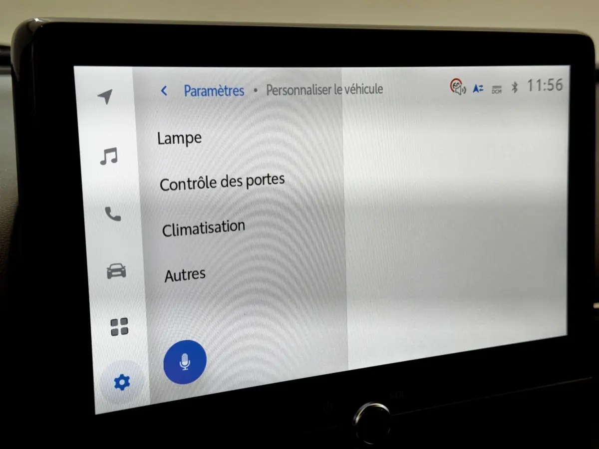 Écran tactile central de la Toyota Yaris Cross 2026 affichant le menu paramètres, vue rapprochée intérieure.