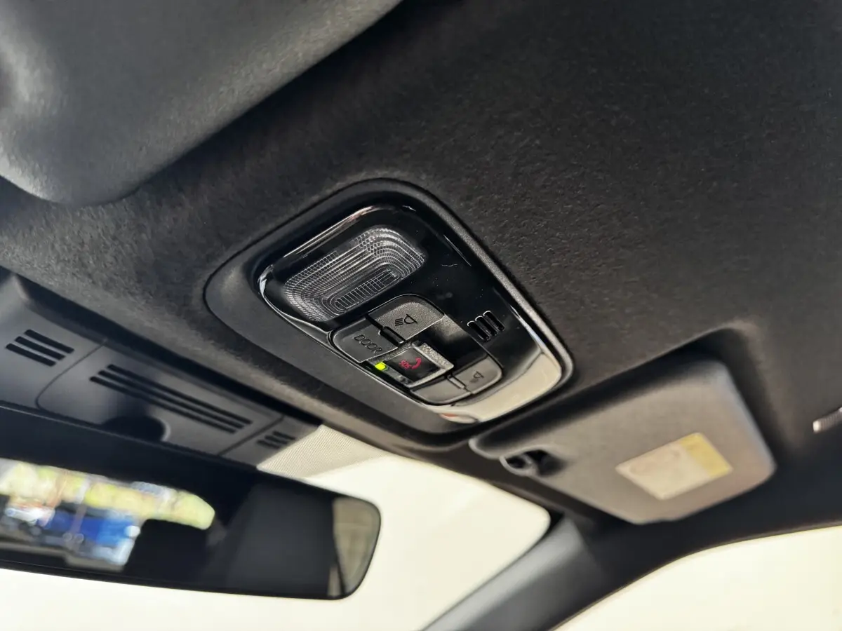 Plafonnier intérieur avec commandes d’éclairage et assistance d’urgence, vue depuis l’habitacle d’une Toyota Yaris Cross gris foncé.