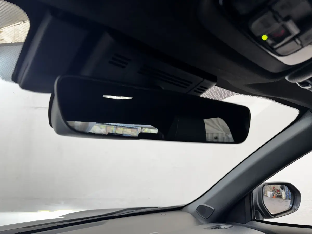 Vue intérieure du rétroviseur central et du côté droit de la cabine d'une Toyota Yaris Cross gris foncé 2026.