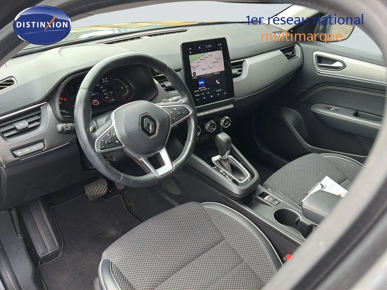Intérieur avant droit du Renault Arkana 2022, volant multifonction, écran tactile vertical et sellerie tissu gris.