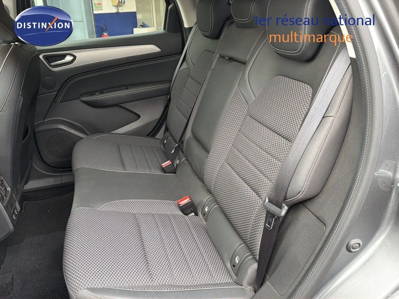 Vue côté droit de la banquette arrière en tissu et cuir noir du Renault Arkana gris 2022, avec ceinture de sécurité visible.