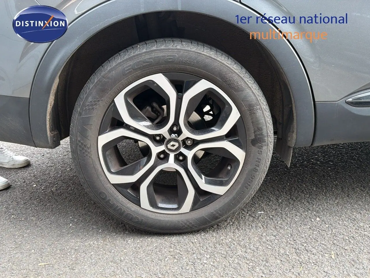 Gros plan sur la roue avant droite gris foncé du Renault Arkana 1.3 TCE 140 Intens EDC avec jante alliage bicolore.