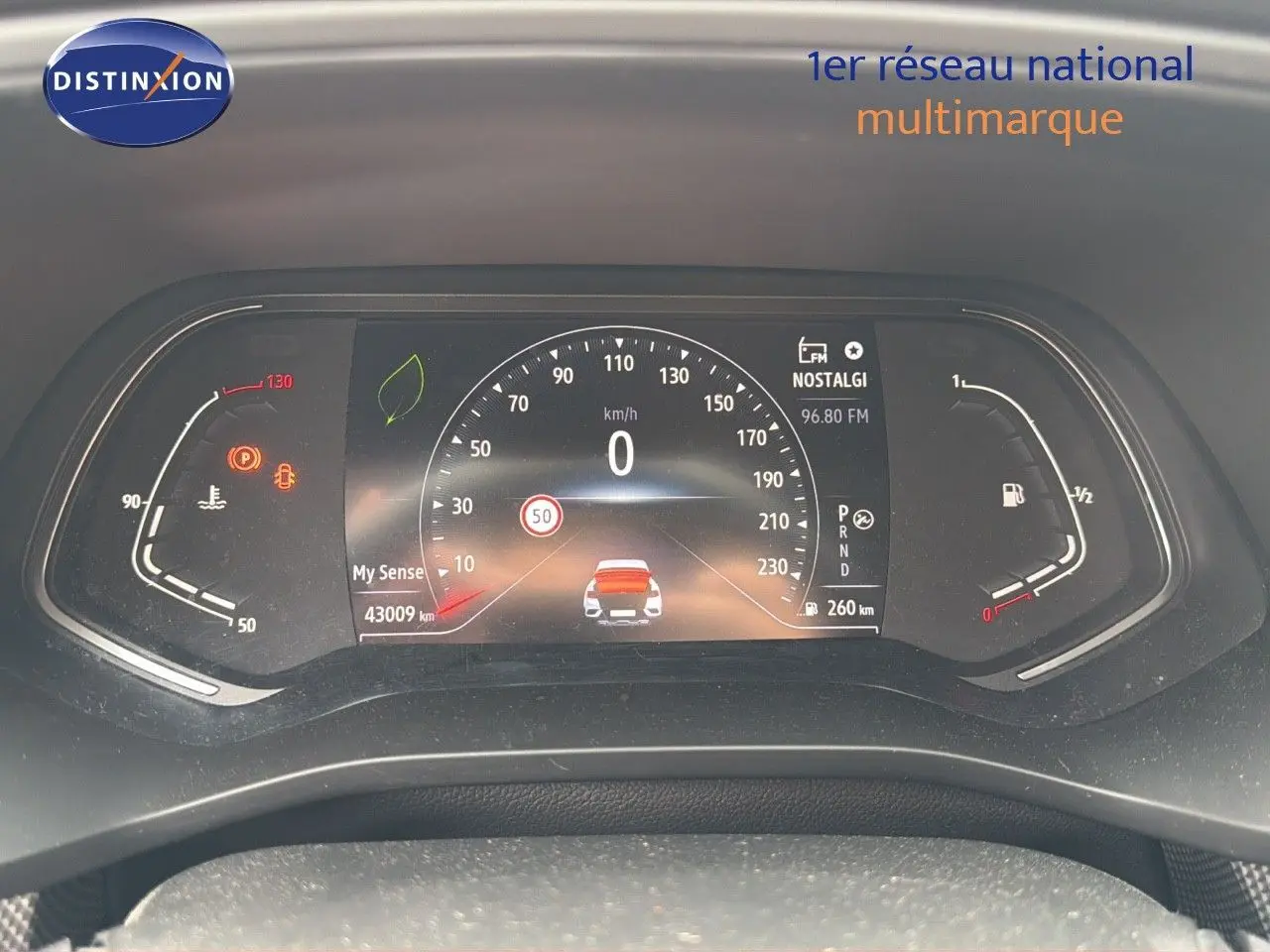 Tableau de bord numérique du Renault Arkana gris 2022, affichant vitesse à 0 km/h et jauges température et carburant.