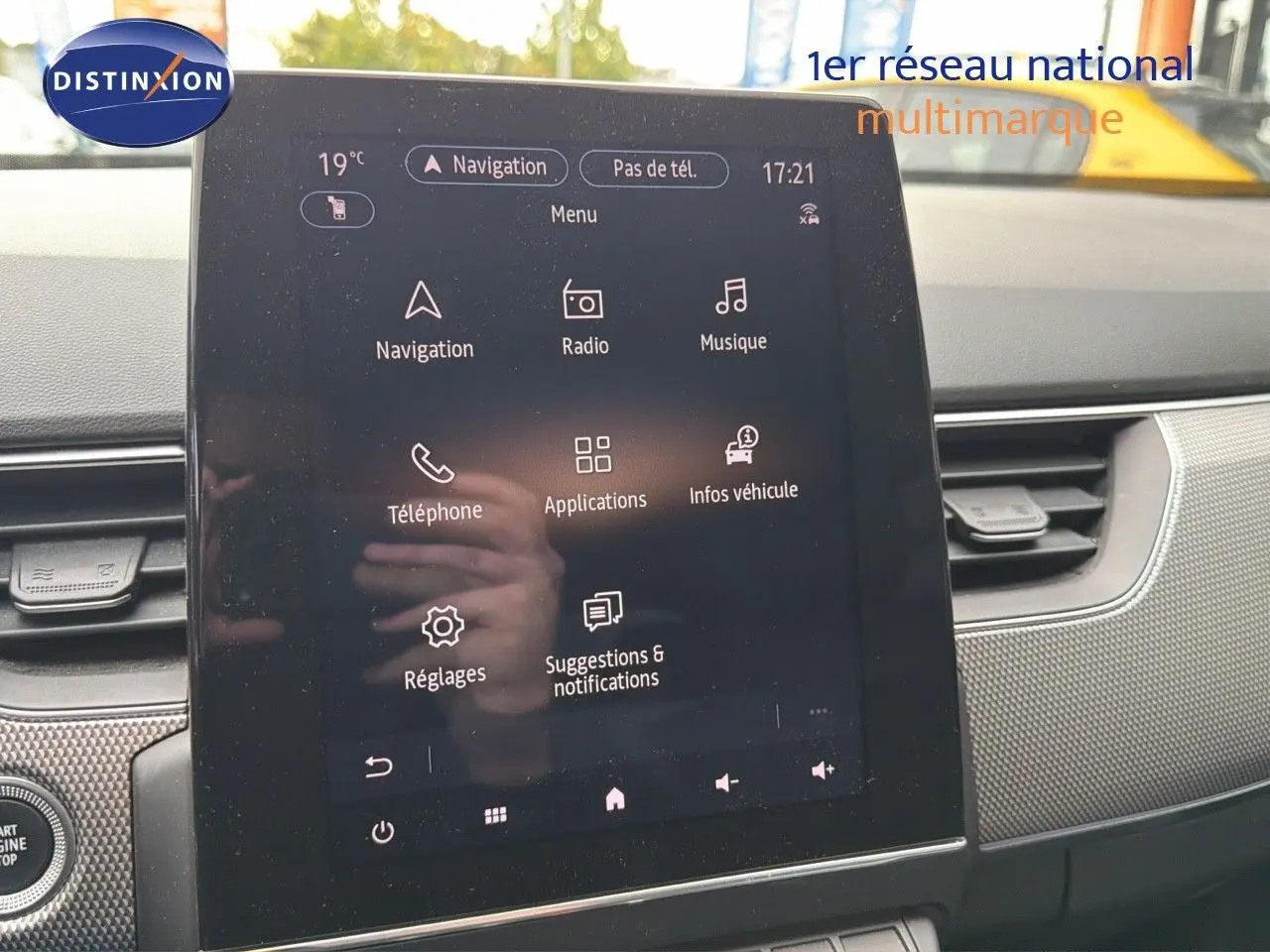 Écran tactile central du tableau de bord du Renault Arkana gris 2022, affichant le menu multimédia et navigation.