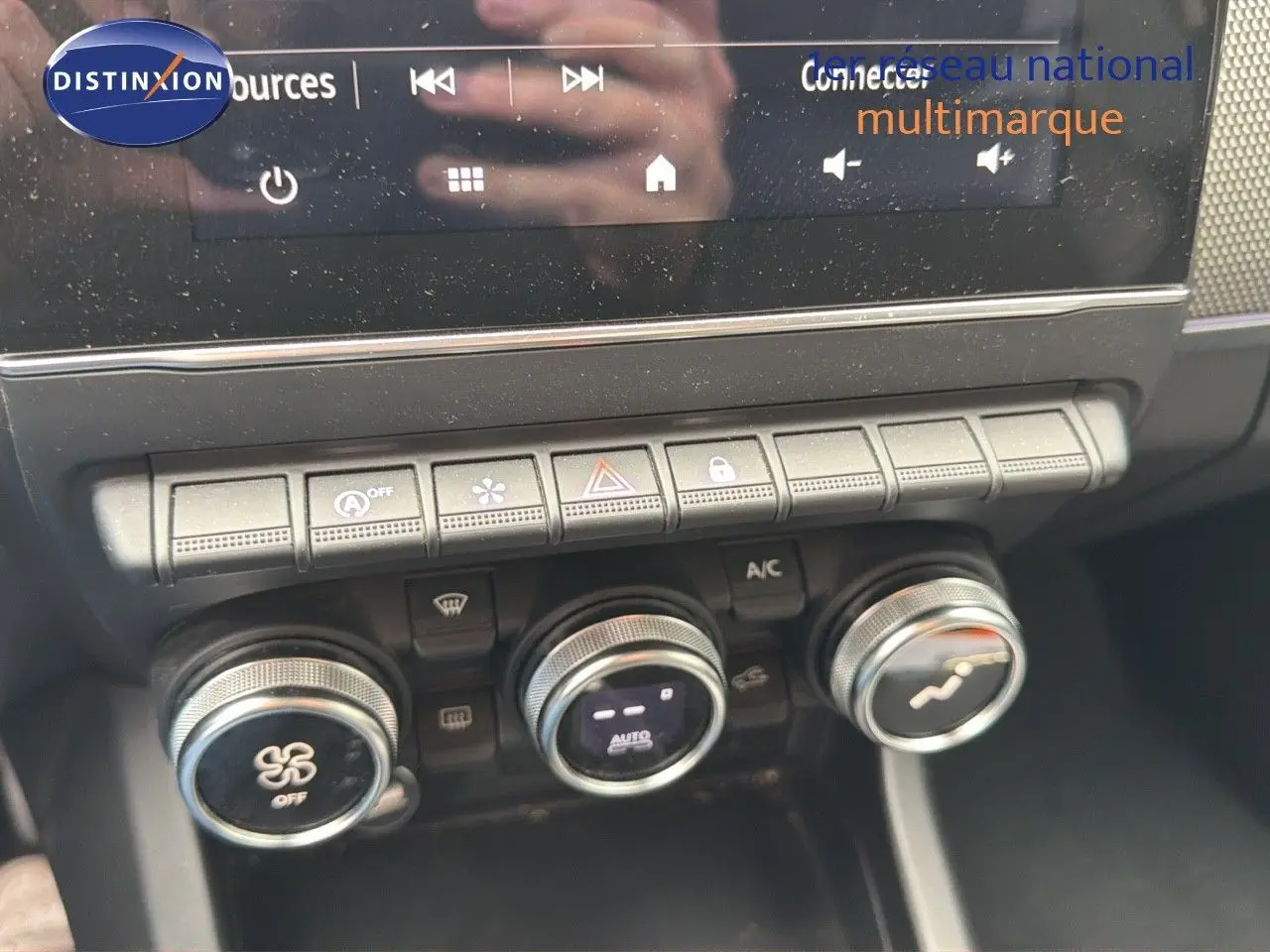 Gros plan sur les commandes de climatisation et boutons de fonction du tableau de bord du Renault Arkana gris 2022.