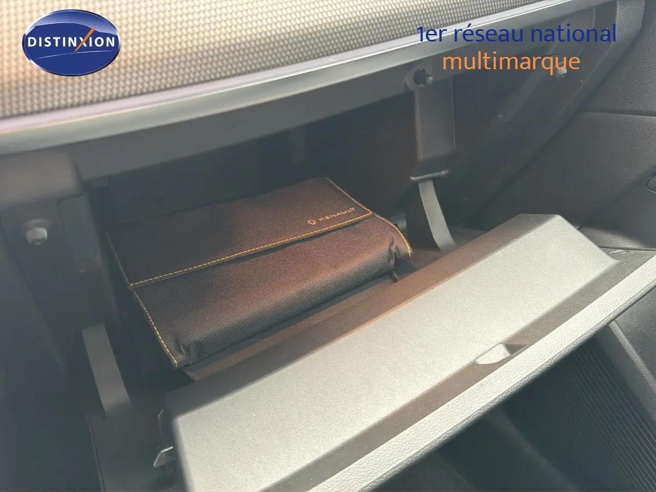 Gant de boîte à gants ouvert montrant une pochette Renault noire à l'intérieur d'un Renault Arkana gris 2022.