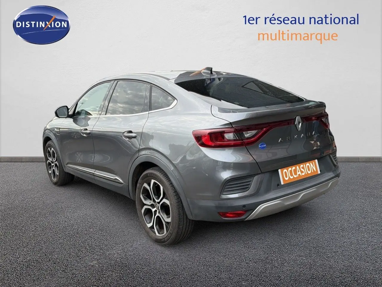 Vue 3/4 arrière droite d'un Renault Arkana gris 2022 avec jantes bi-ton et feux arrière LED distinctifs.