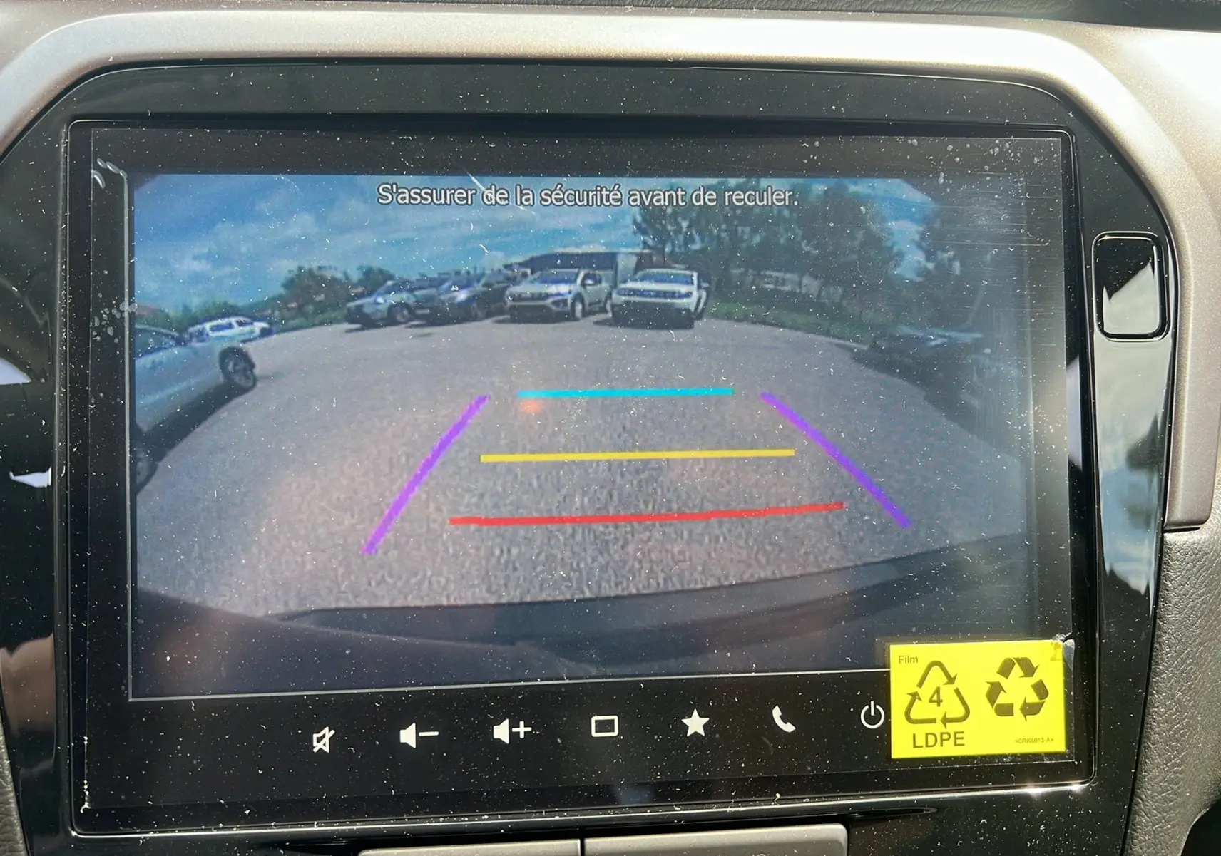 Écran de caméra de recul du Suzuki Vitara 2025 en silky silver, vue intérieure du tableau de bord.