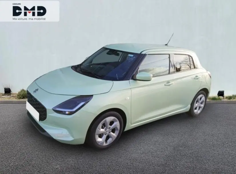 Vue 3/4 avant d'une Suzuki Swift 1.2 Privilège Hybrid 2024 en vert clair, avec jantes alliage et calandre noire.