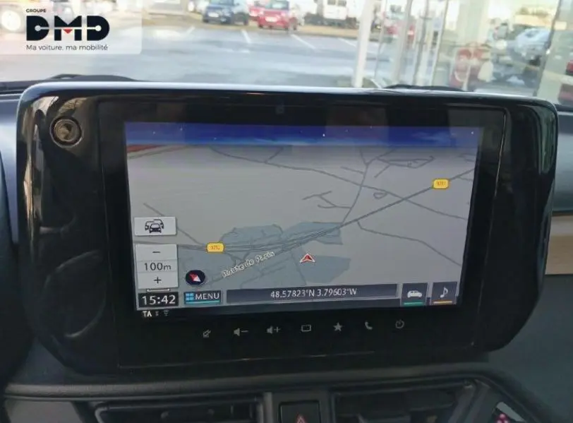 Écran tactile de navigation GPS intégré au tableau de bord d'une Suzuki Swift 1.2 Privilege Hybrid 2024.