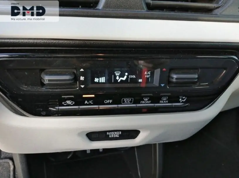 Panneau de commande de climatisation de la Suzuki Swift 1.2 Privilège Hybrid 2024, vue frontale intérieure.