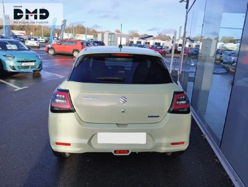 Vue arrière d'une Suzuki Swift 1.2 Privilège Hybrid 2024 en Cool Yellow, avec feux arrière LED et hayon fermé.