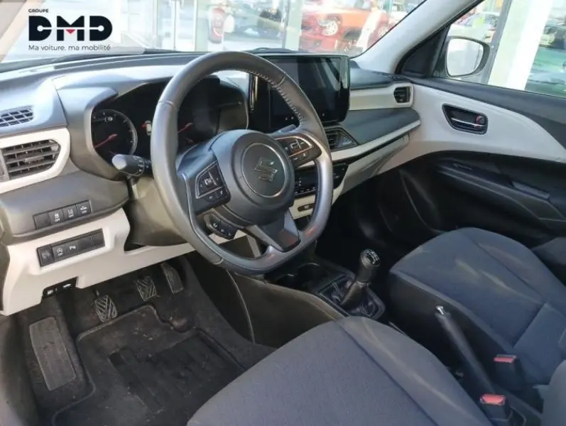 Vue intérieure côté conducteur de la Suzuki Swift 1.2 Privilege Hybrid 2024, volant multifonction et tableau de bord moderne.