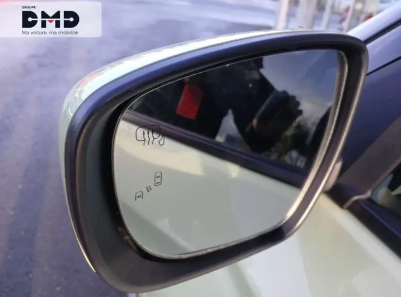 Rétroviseur extérieur côté droit d'une Suzuki Swift 1.2 Privilège Hybrid 2024 en Cool Yellow, avec affichage d'alerte.