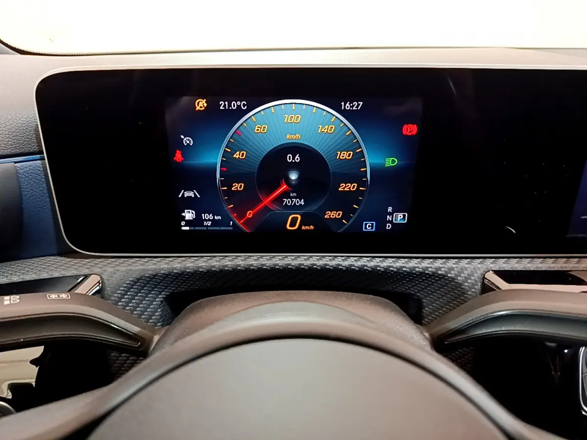 Vue rapprochée du tableau de bord numérique de la Mercedes Classe A 180 d Business Line 2020 avec affichage vitesse et indicateurs.