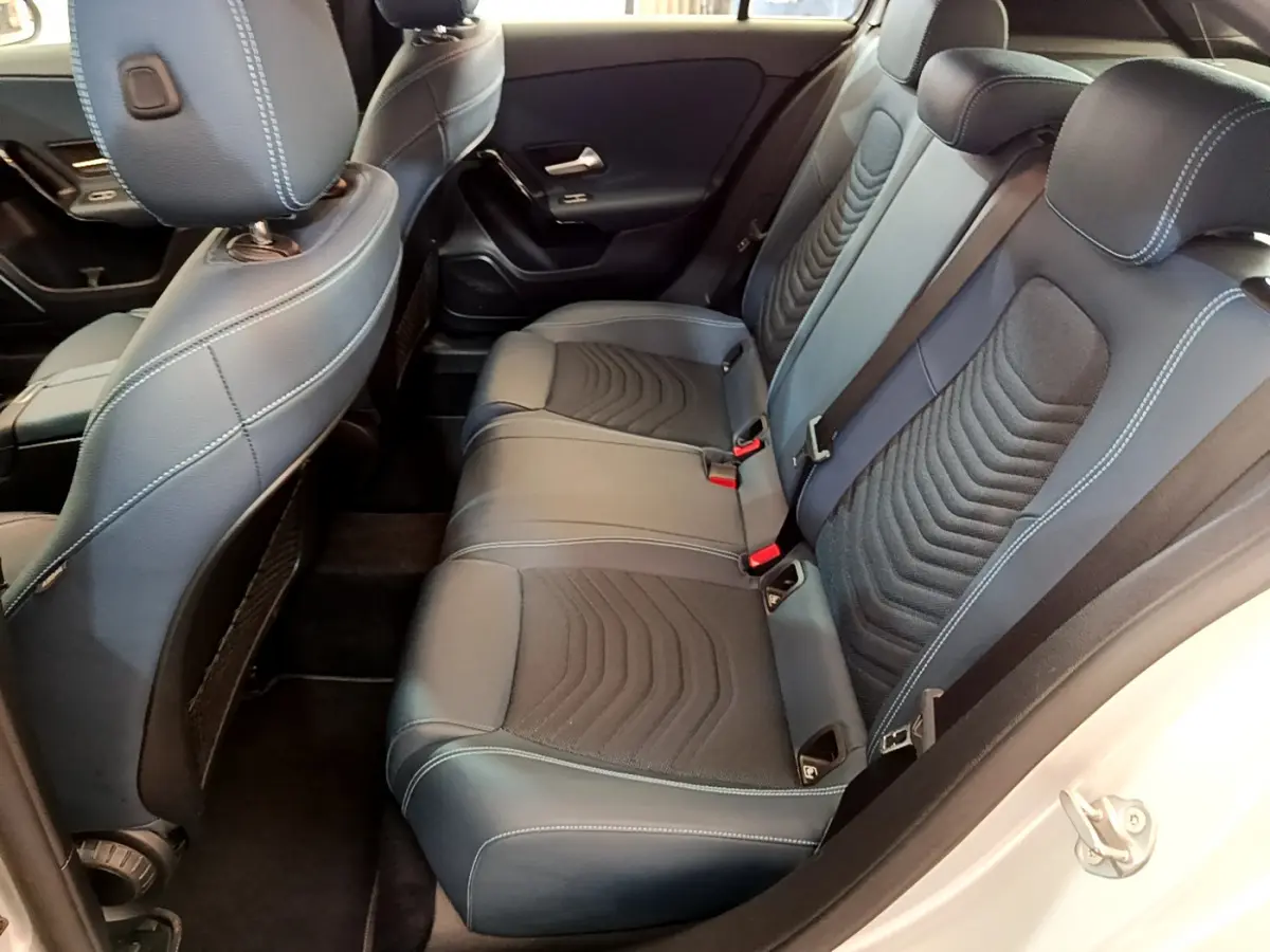 Vue intérieure côté droit montrant la banquette arrière en cuir noir et tissu de la Mercedes Classe A A 180 d Business Line 2020.