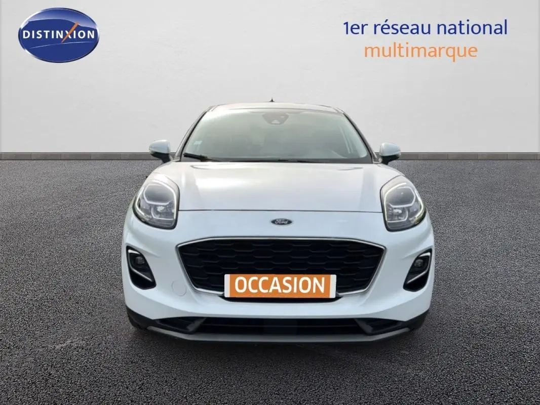 Vue frontale d'un Ford Puma blanc 2020 avec calandre noire et phares LED distinctifs.