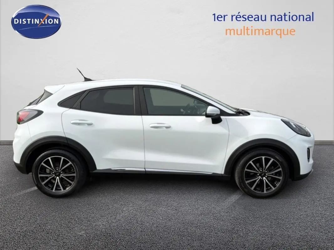 Vue de profil côté gauche d'un Ford Puma blanc 2020 avec jantes alliage noires et vitres surteintées.