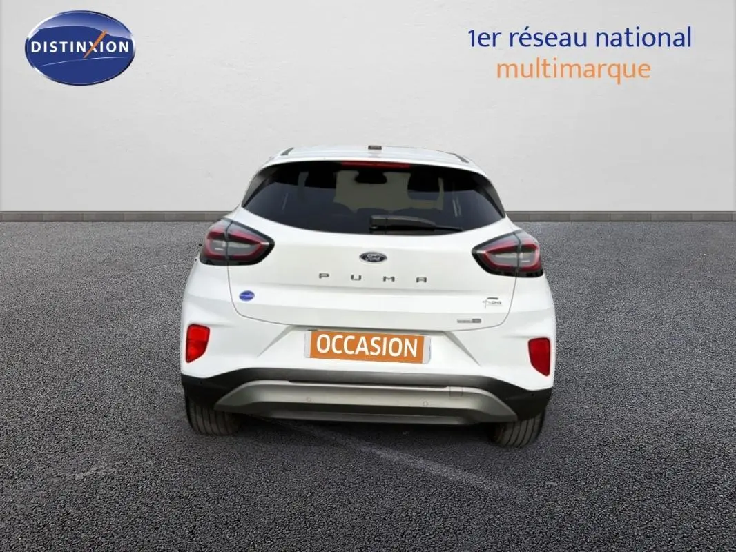 Vue arrière d'un Ford Puma blanc 2020 avec vitres surteintées et jantes alliage, plaque "OCCASION" visible.