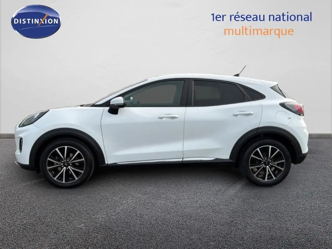 Ford Puma blanc vue de profil côté gauche avec jantes alliage noires et vitres surteintées