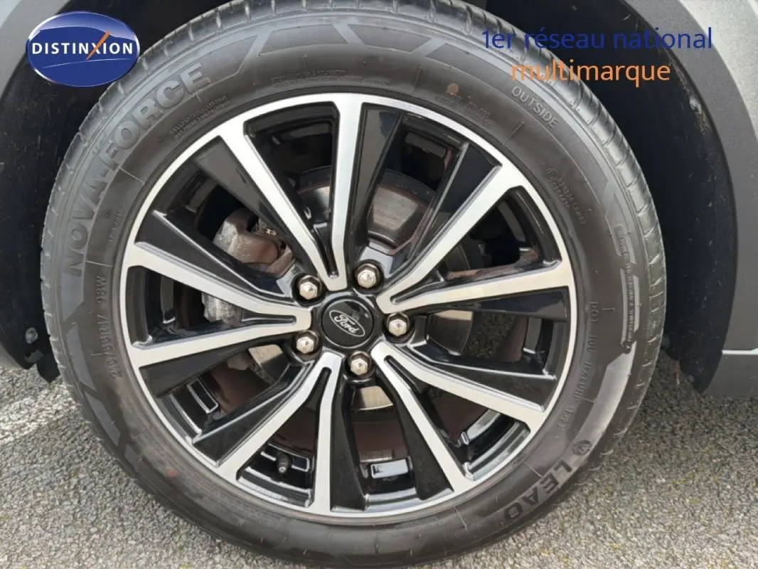 Gros plan sur la jante alliage noire et argentée de 17 pouces d’un Ford Puma blanc, côté droit.