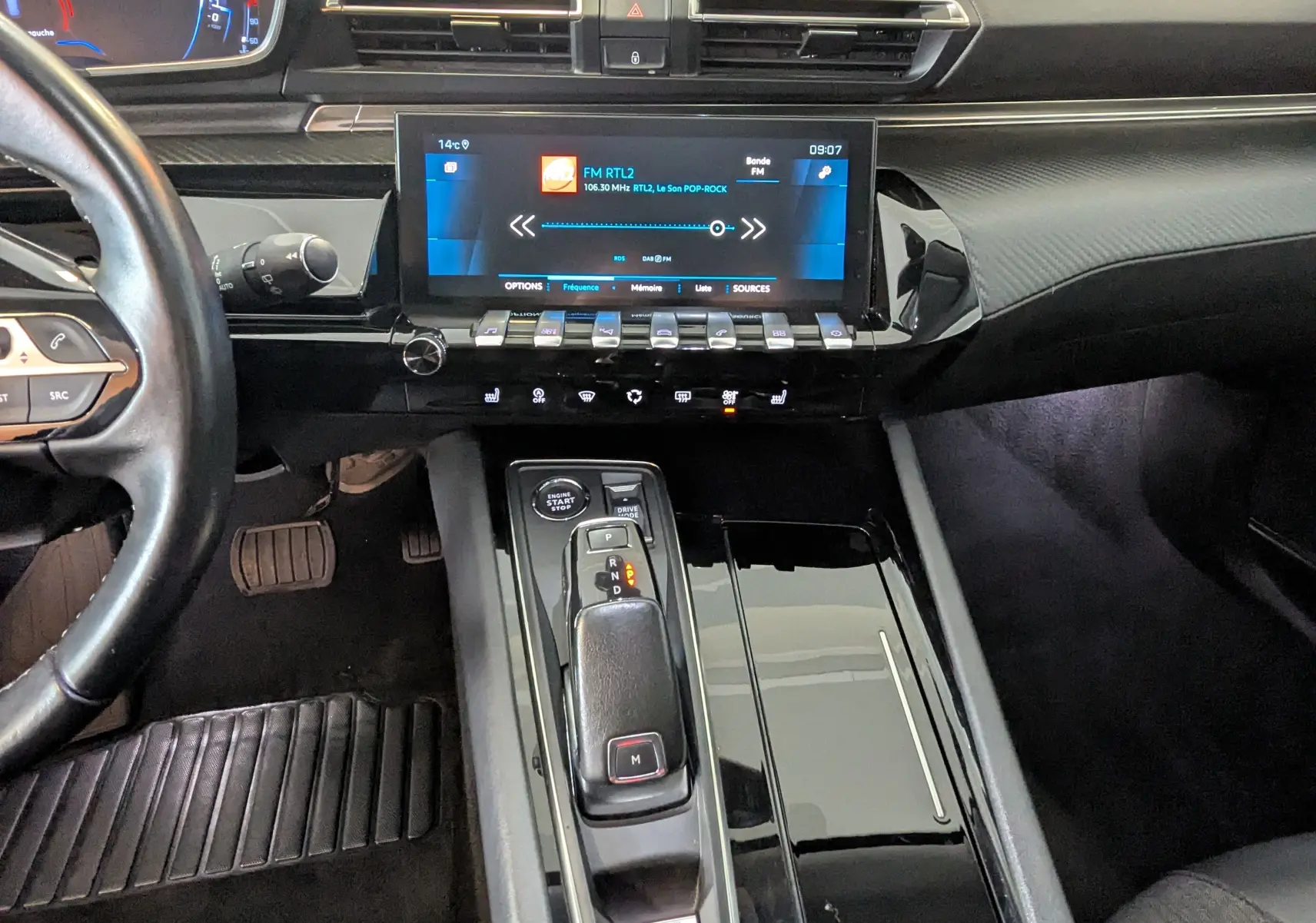 Vue intérieure du tableau de bord et console centrale noire de la Peugeot 508 SW 1.5 dCi BlueHDi 2021 avec écran tactile et levier de boîte automatique.