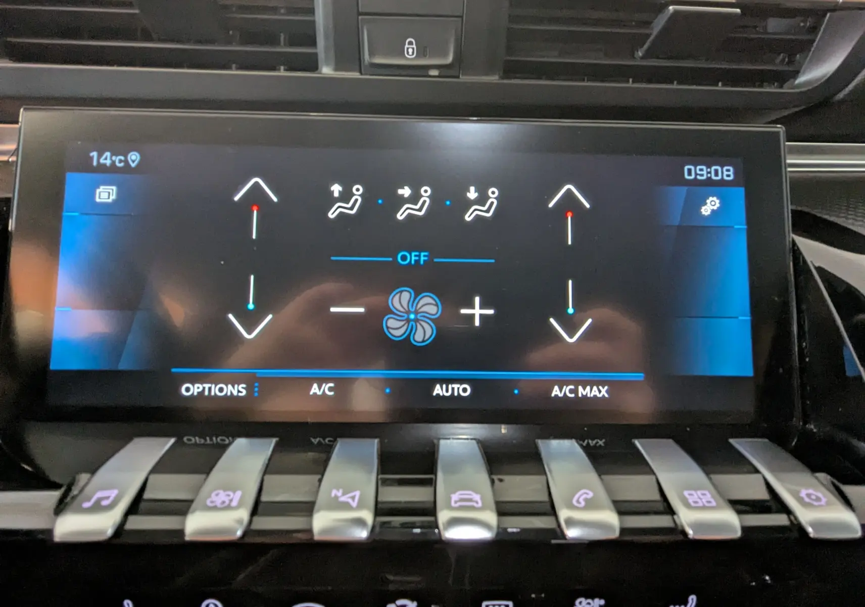 Écran tactile central de la Peugeot 508 SW gris montrant le réglage de la climatisation avec commandes piano en argent.