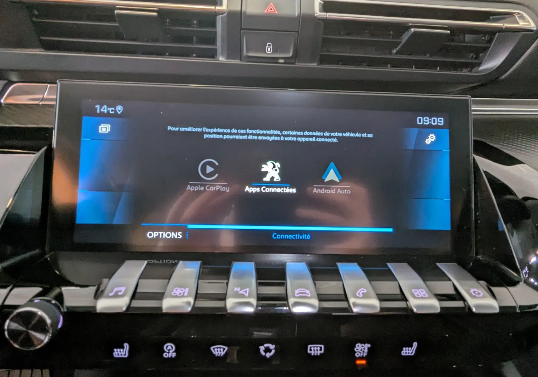 Vue rapprochée de l’écran tactile central et des commandes piano de la Peugeot 508 SW gris 2021, intérieur moderne.