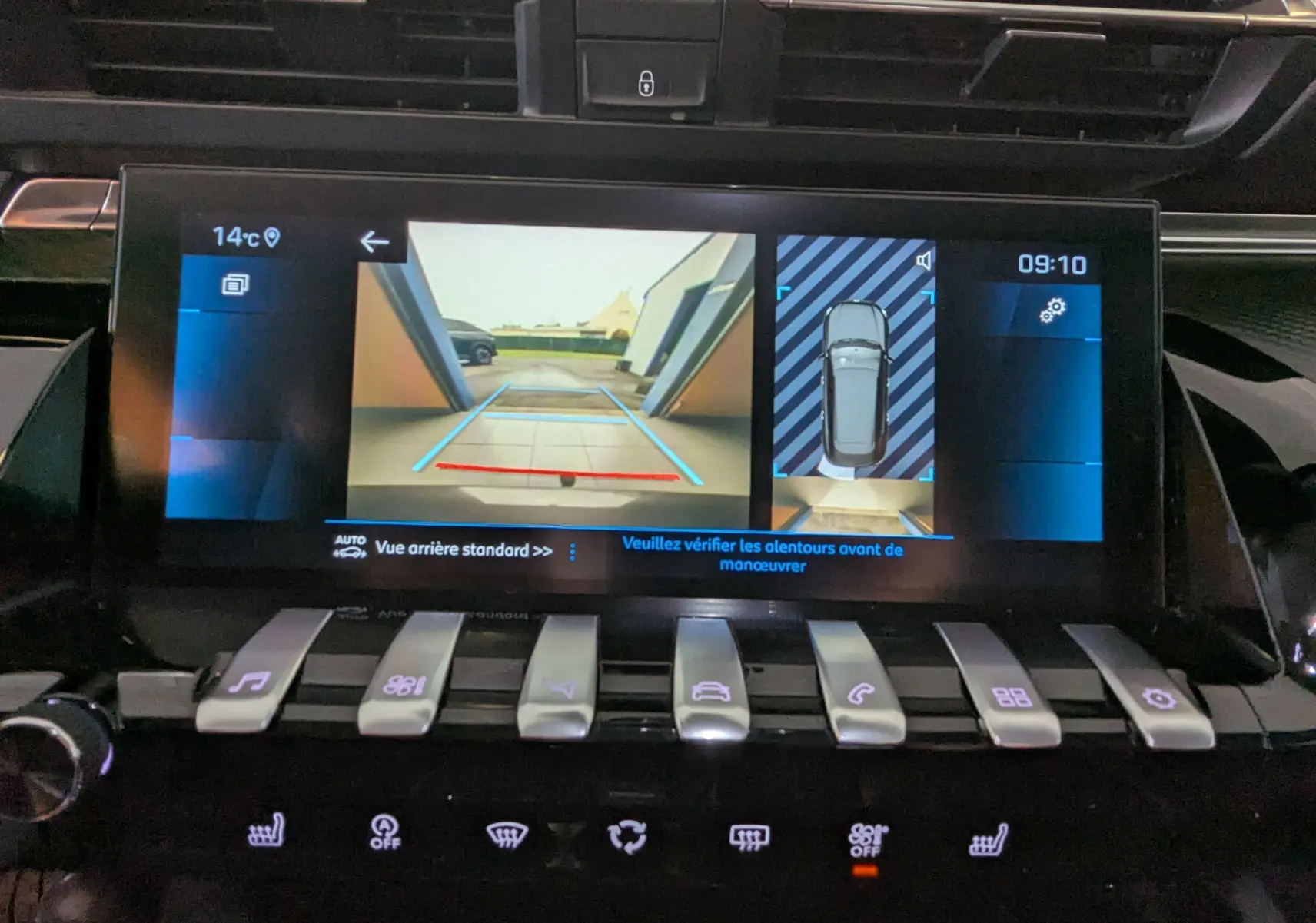 Écran tactile central de la Peugeot 508 SW gris montrant la caméra de recul et l'affichage 360° intérieur.