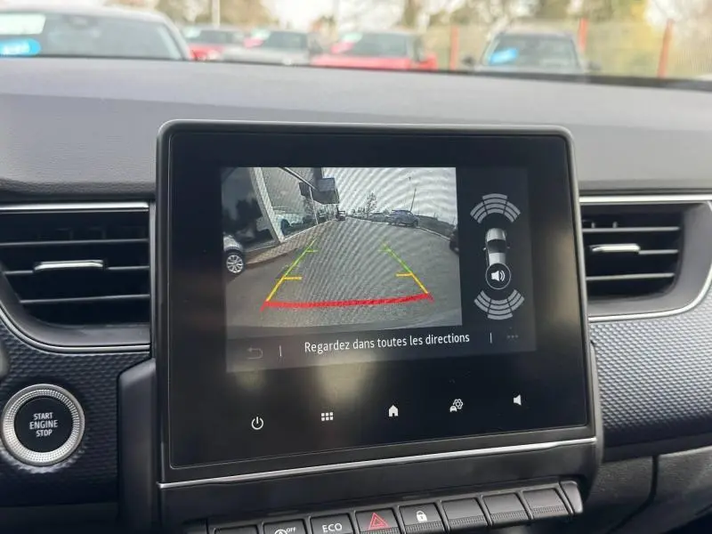 Écran central de Renault Arkana 2025 montrant la caméra de recul avec lignes de guidage colorées en stationnement.