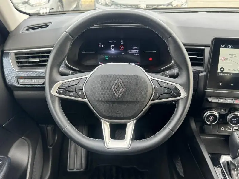 Vue centrée sur le volant du Renault Arkana 2025, avec commandes intégrées et tableau de bord numérique.