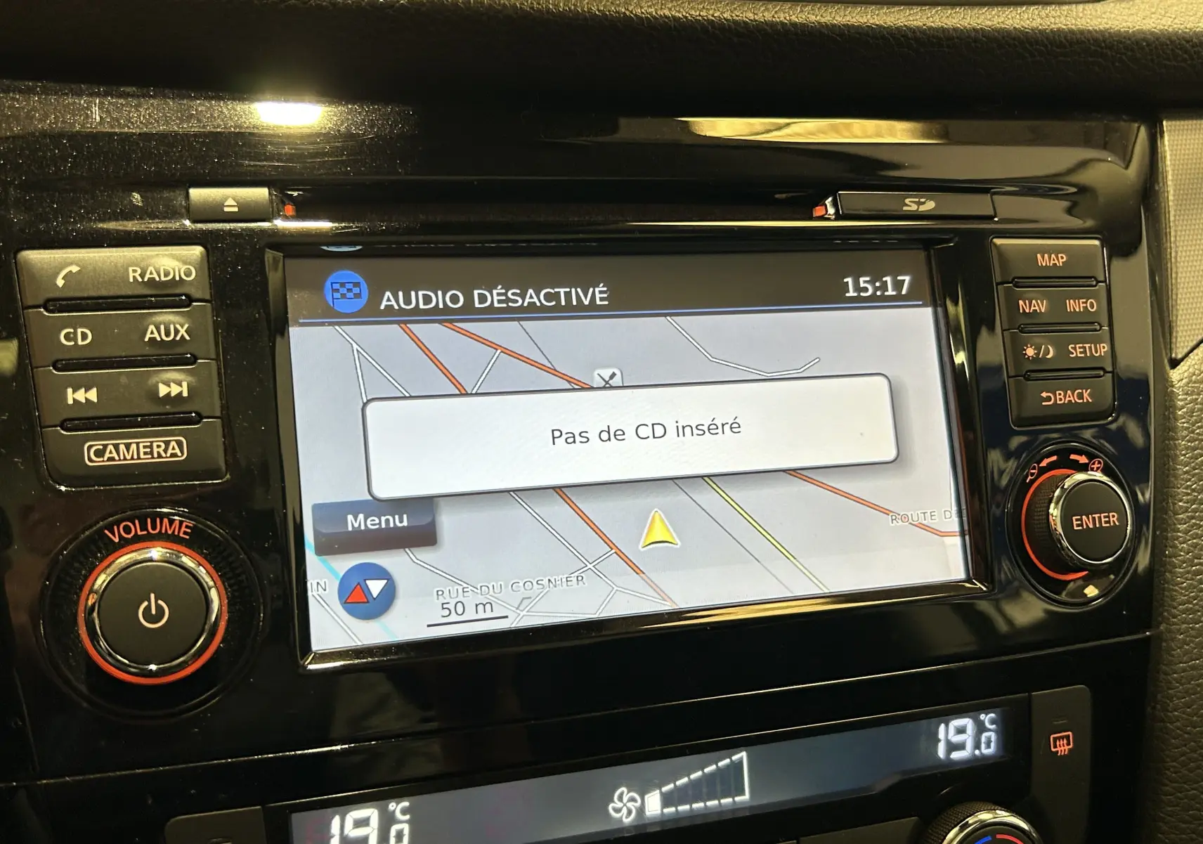 Gros plan sur l’écran tactile du système de navigation du Nissan Qashqai blanc, affichant une carte et l’alerte "Pas de CD inséré".